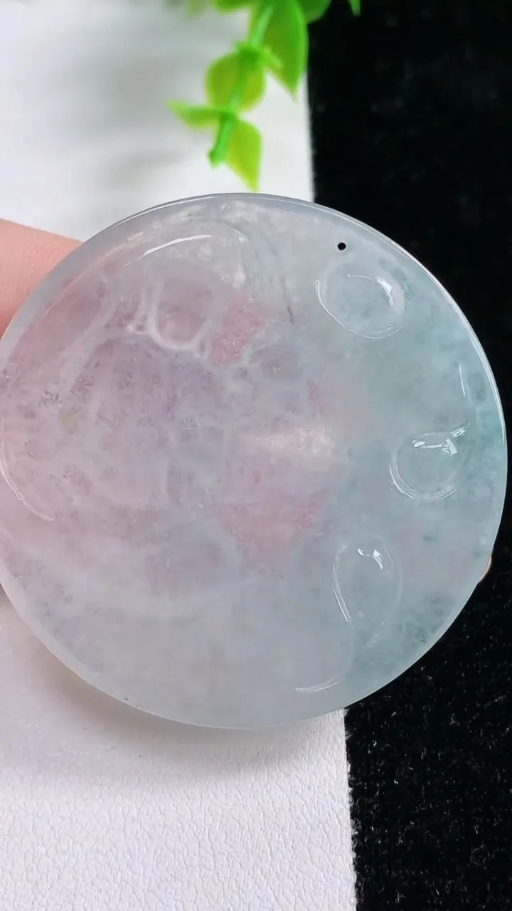 天然A货翡翠白冰大势至观音菩萨吊坠，尺寸49-4.6，重:24.20g
1月21日