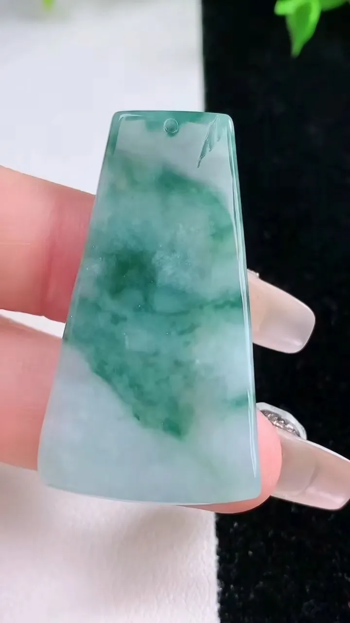 天然A货翡翠飘花不动明王吊坠，尺寸41.8-21.8-5.8，重量:11.03g
1月21日