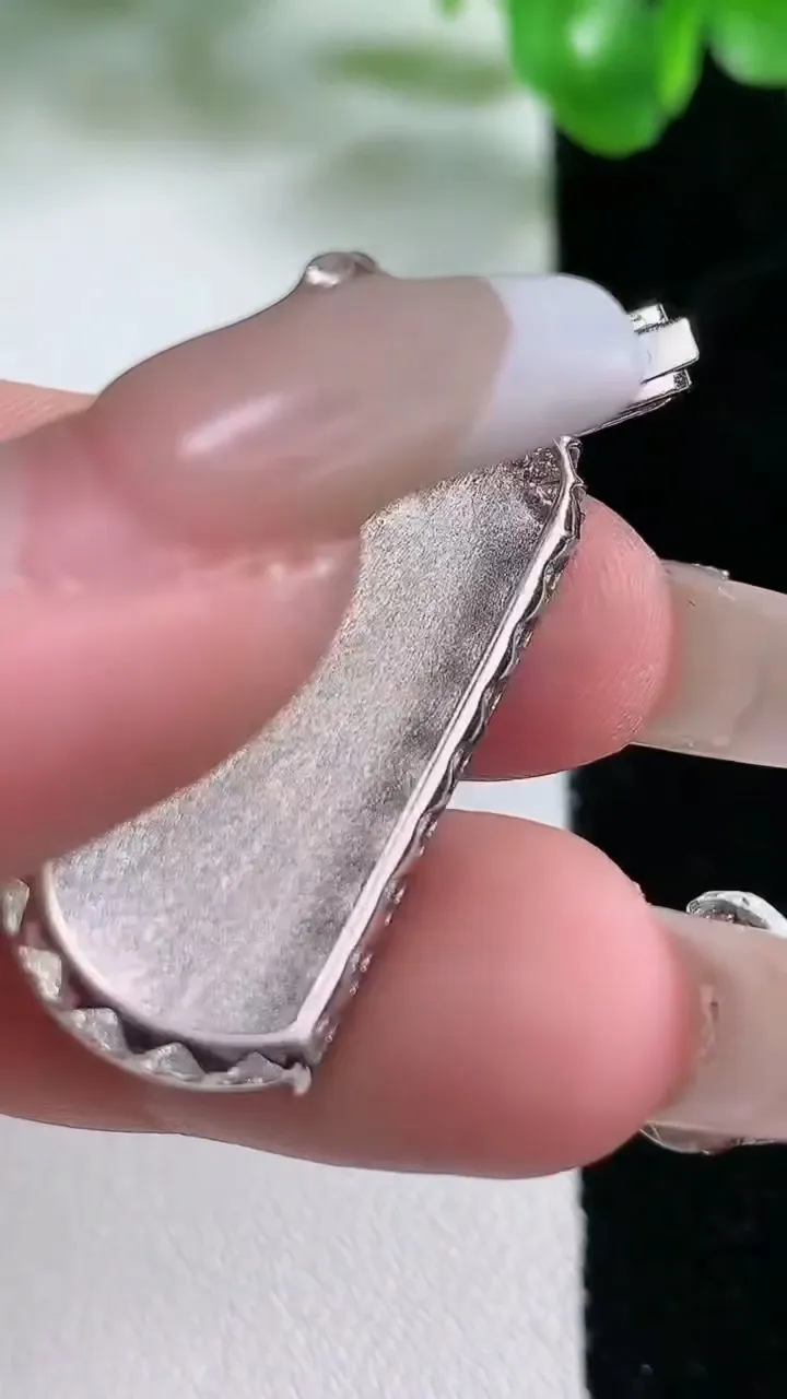 天然A货翡翠无事牌吊坠，尺寸27.7-13.6-3.5，重量:3.56g
1月21日