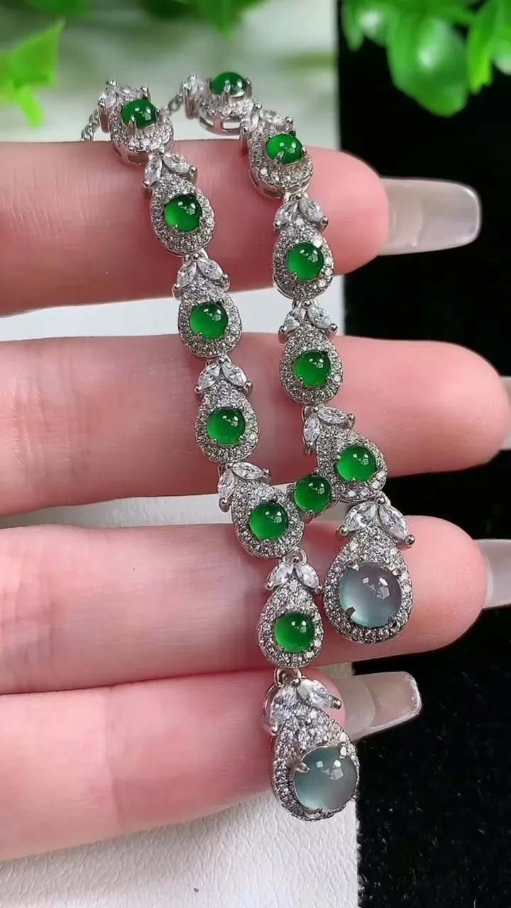 天然A货翡翠种白冰蛋面项链，尺寸6.4，重量:12.62g1月21日
工厂直销收藏佳品,种好水足，色