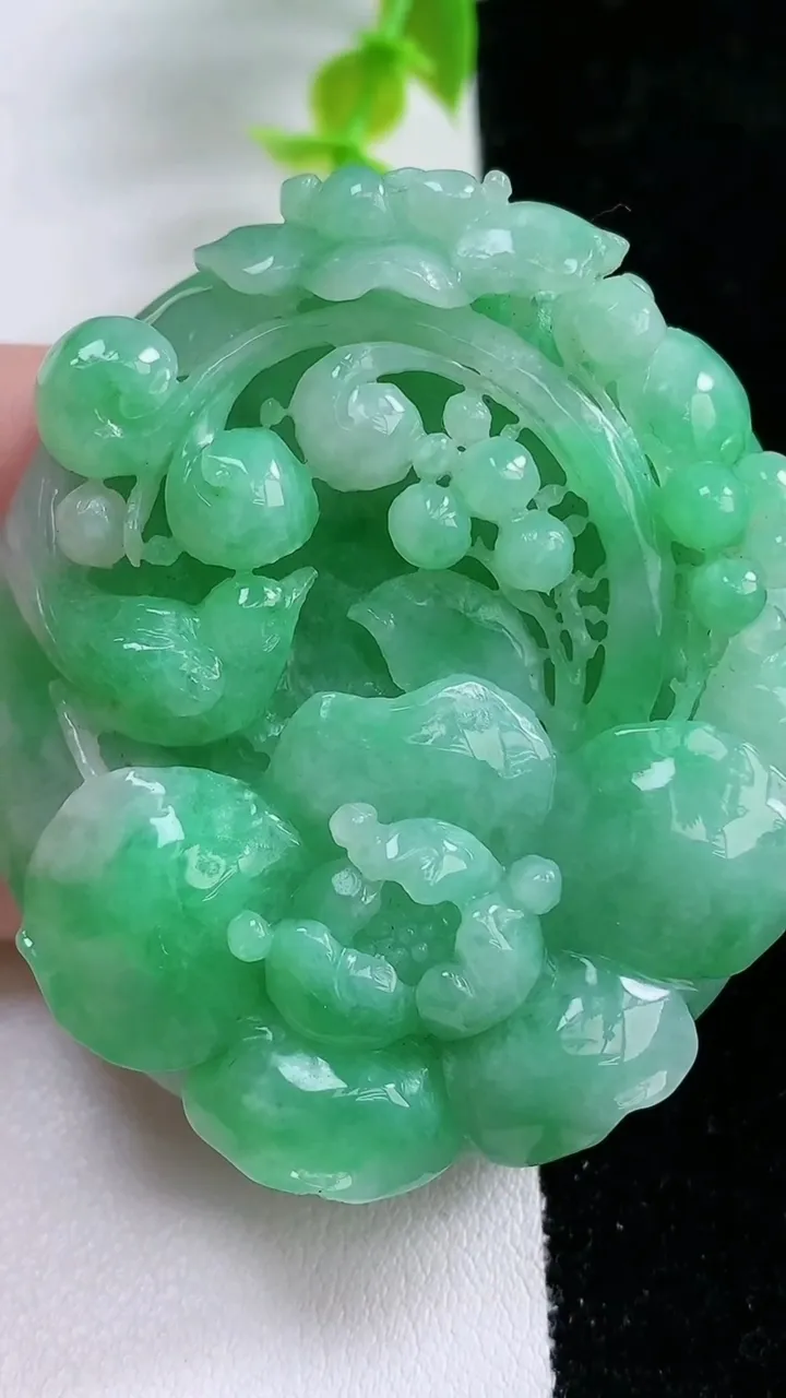 天然A货翡翠鸟语花香吊坠，尺寸 55.6-48.6-13.8，重: 59.68g
1月21日