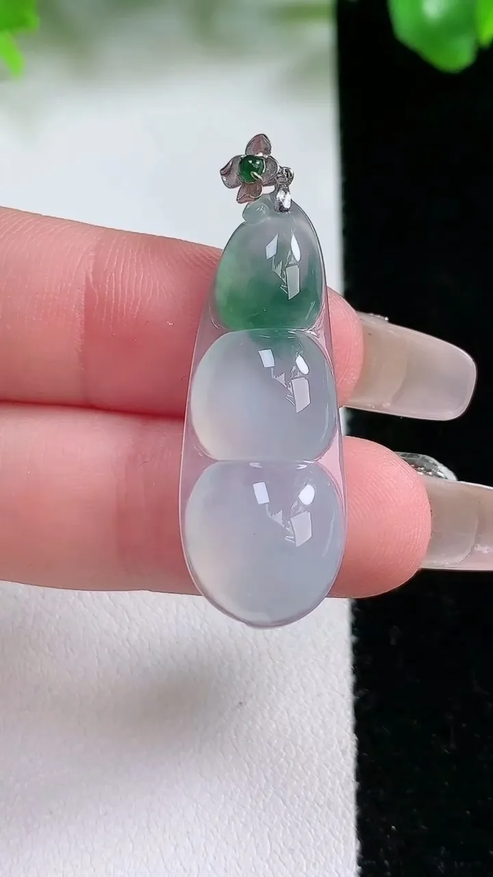 天然A货翡翠种飘花福豆吊坠，尺寸32.5-12.8-6，重量:4.03g
1月21日