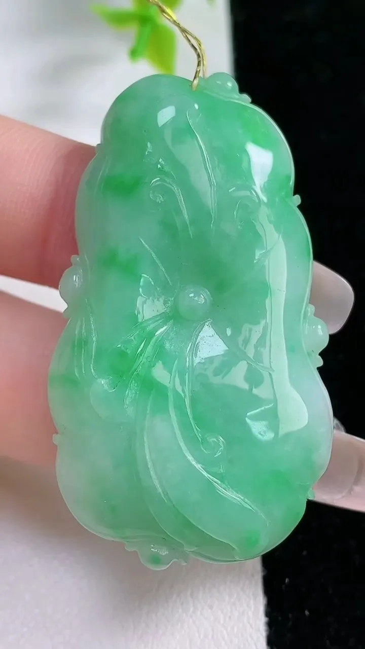 天然A货翡翠荷叶吊坠，尺寸48.5-27.5-7.1，重:17.46g
1月21日