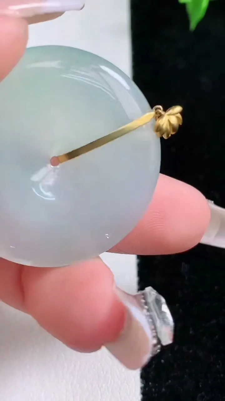 天然A货翡翠平安扣吊坠，尺寸32.7-4.7，重量:11.20g
1月21日