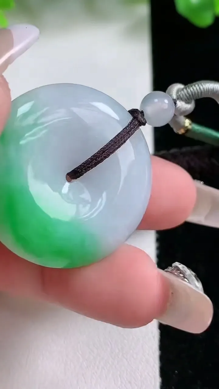 天然A货翡翠平安扣吊坠，尺寸29.5-6.6，重量:15.83g
1月21日