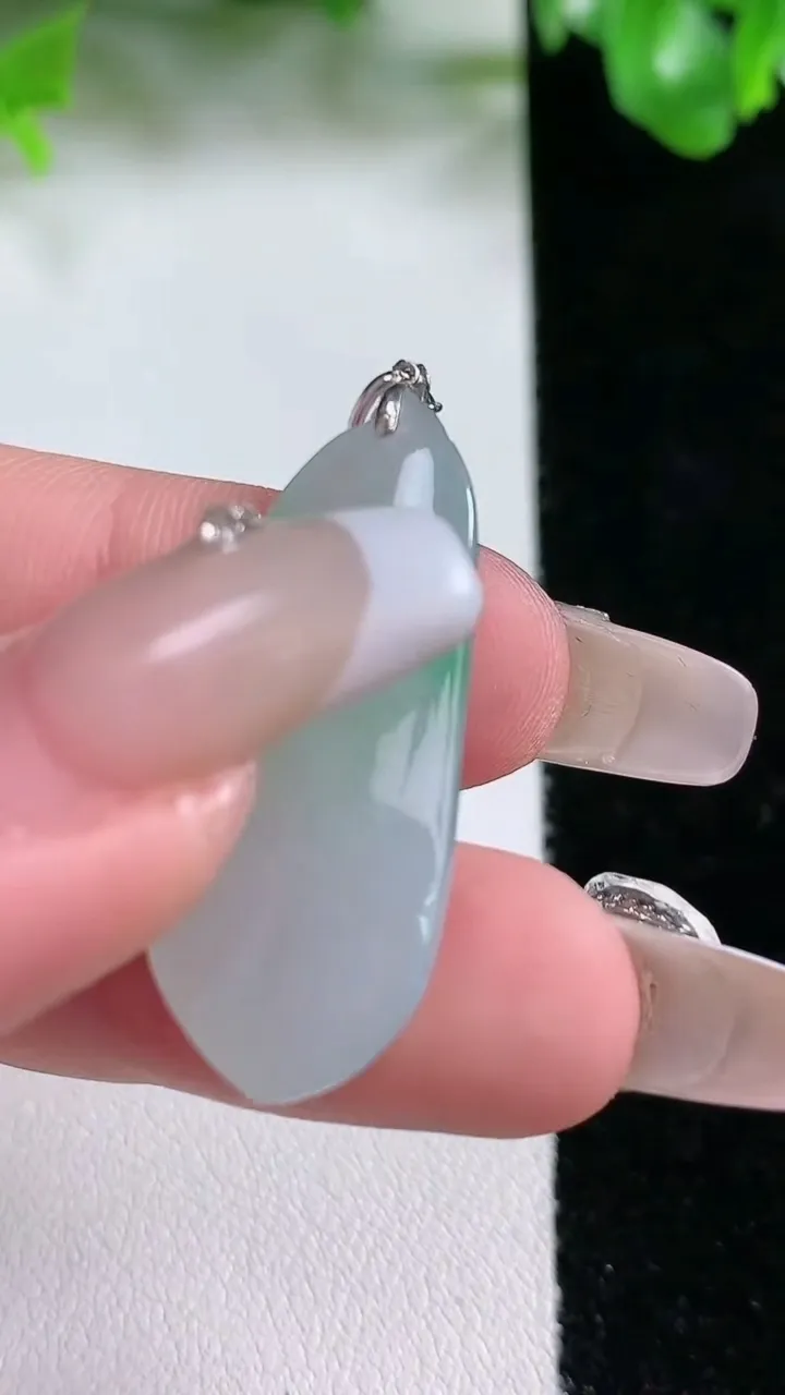 天然A货翡翠福瓜吊坠，尺寸31-13.5-8，重量:6.13g
1月21日