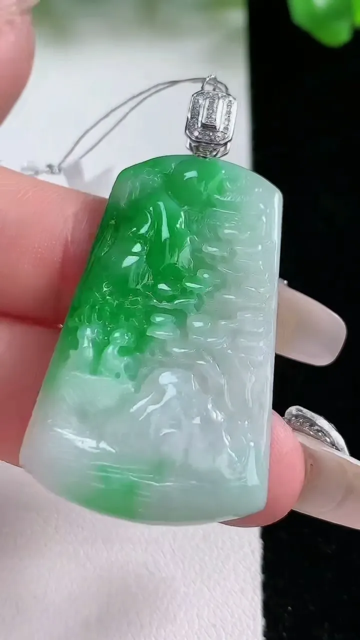 天然A货翡翠山水牌吊坠，尺寸39.8-23.7-4，重量:9.70g
1月21日