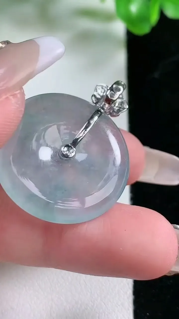 天然A货翡翠种飘花平安扣吊坠，尺寸26.8-4.3，重量:7.43g
1月21日