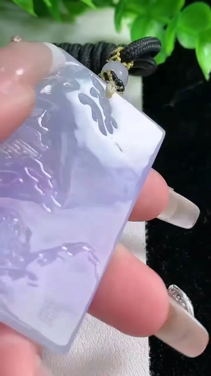 天然A货翡翠牌吊坠，尺寸54.6-35.2-5.3，重量:33.18g
1月21日