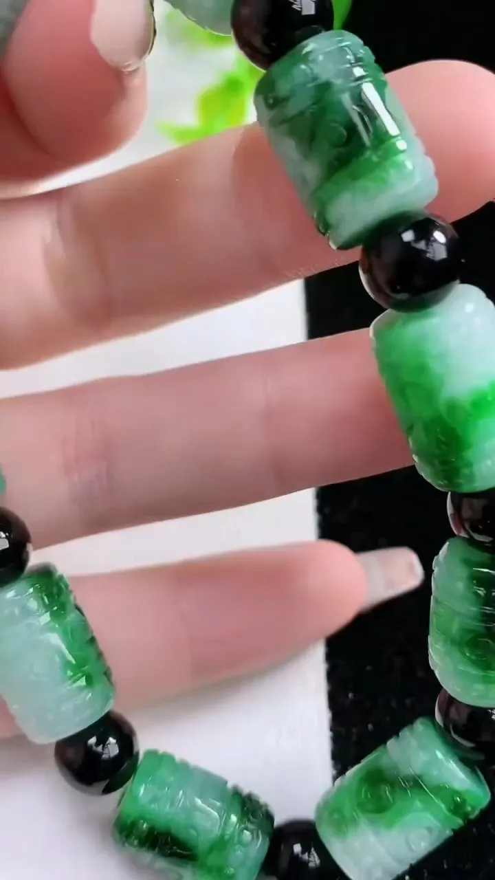 天然A货翡翠路路通手串，尺寸14.4-10，重:39.51g1月21日
工厂直销收藏佳品,种好水足，色泽均匀，有种有色，上手高大气！