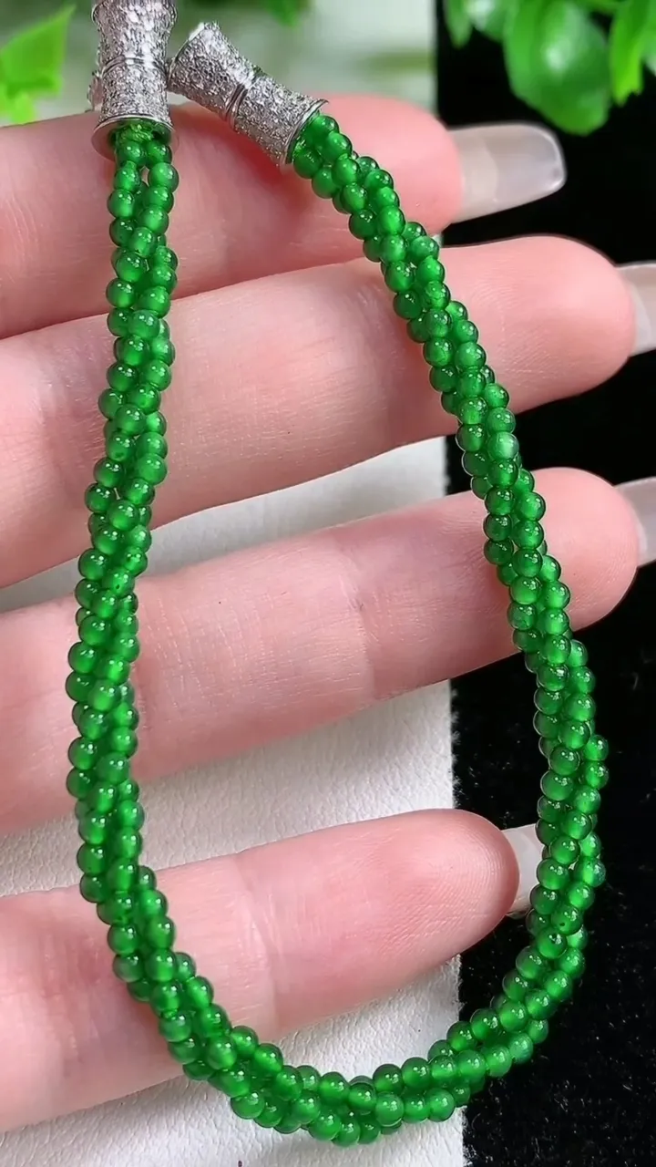 天然A货翡翠小米珠三排手串，尺寸2，重量:12.14g1月21日
工厂直销收藏佳品,种好水足，色泽均匀，有种有色，上手高大气！