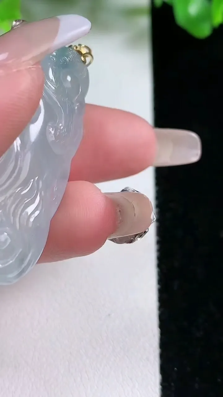 天然A货翡翠种飘花龙牌吊坠，尺寸43.2-16.5-10，重量:13.59g
1月21日