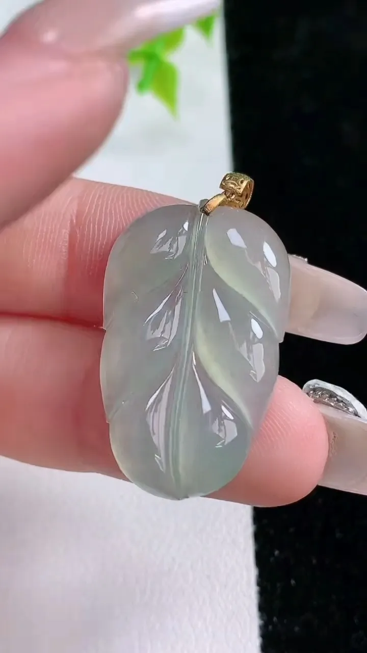 天然A货翡翠金枝玉叶 叶子吊坠，尺寸29.5-18.5-4，重:4.10g
1月21日