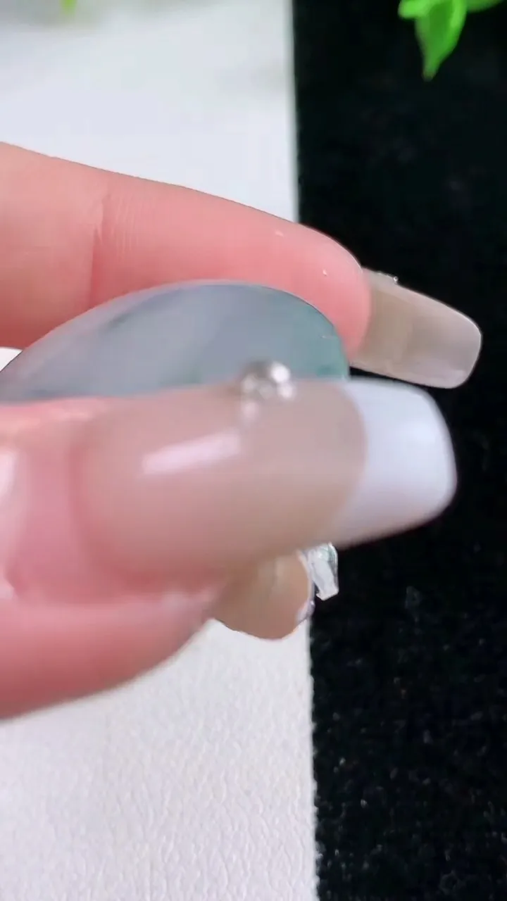 天然A货翡翠冰种飘花平安扣吊坠，尺寸30.3-5.4，重量:10.36g
1月21日