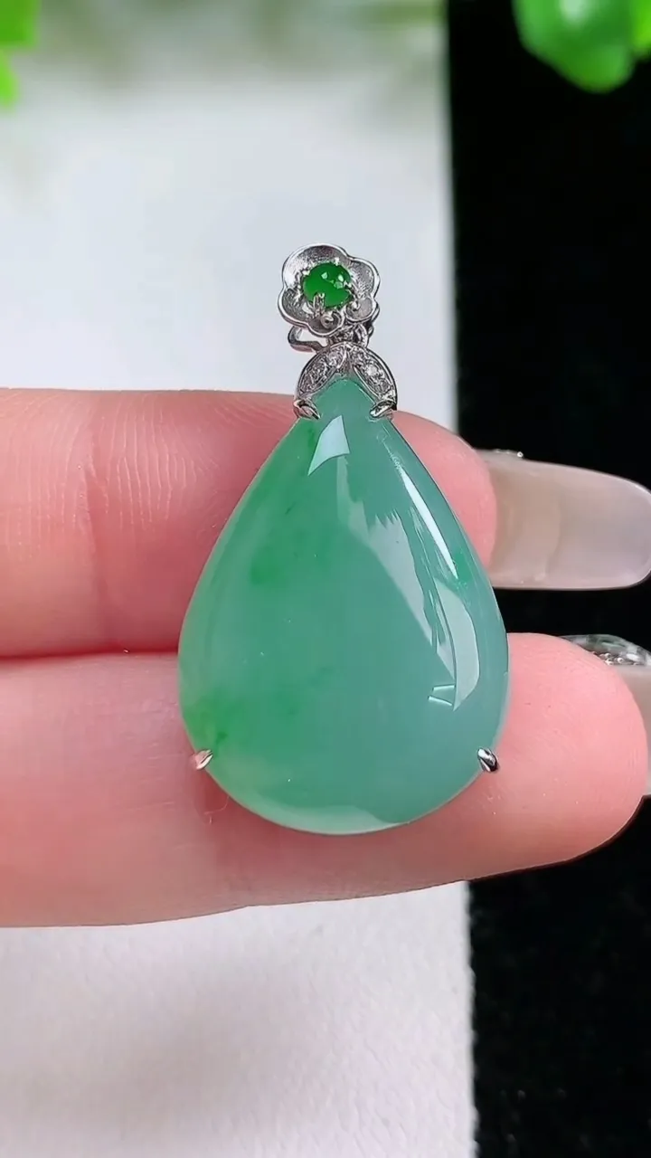天然A货翡翠水滴吊坠，尺寸24-17.7-6.7，重量:6.35g
1月21日