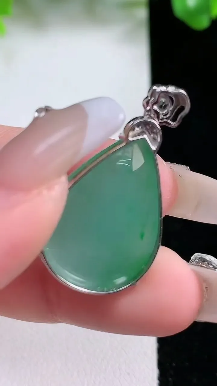天然A货翡翠水滴吊坠，尺寸24-17.7-6.7，重量:6.35g
1月21日