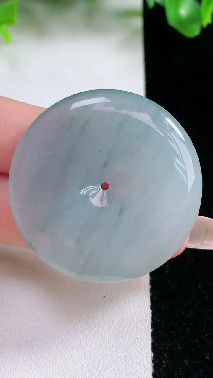 天然A货翡翠冰种飘花平安扣吊坠，尺寸39-6，重量:19.88g
1月21日