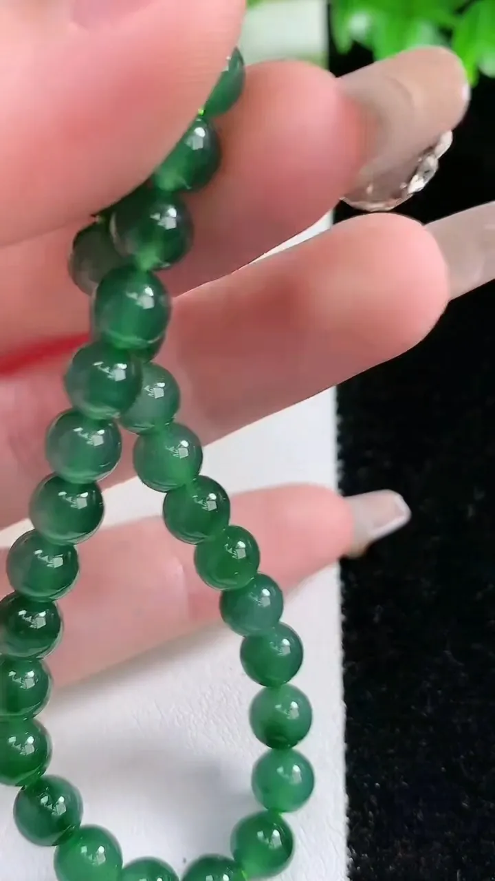 天然A货翡翠圆珠手串，尺寸6.2-30颗，重量:14.28g1月21日
工厂直销收藏佳品,种好水足，色泽均匀，有种有色，上手高大气！
