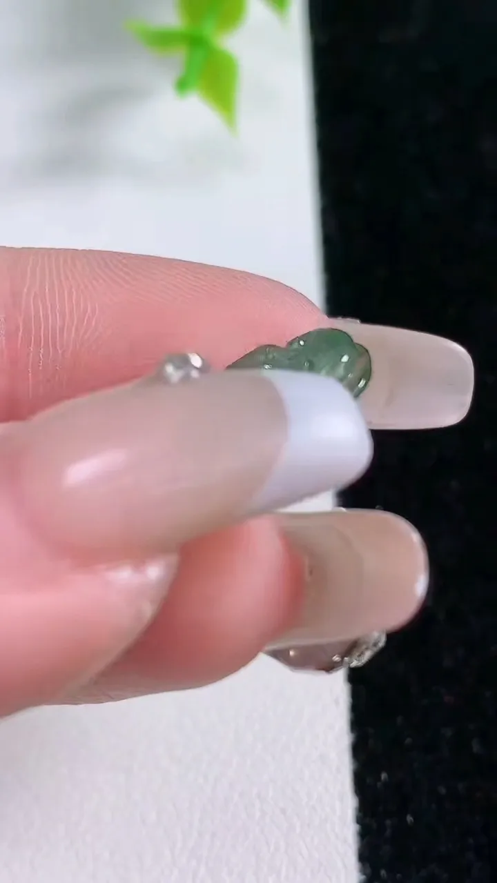 天然A货翡翠布袋佛吊坠，尺寸26-13-4.3，重:1.86g
1月21日