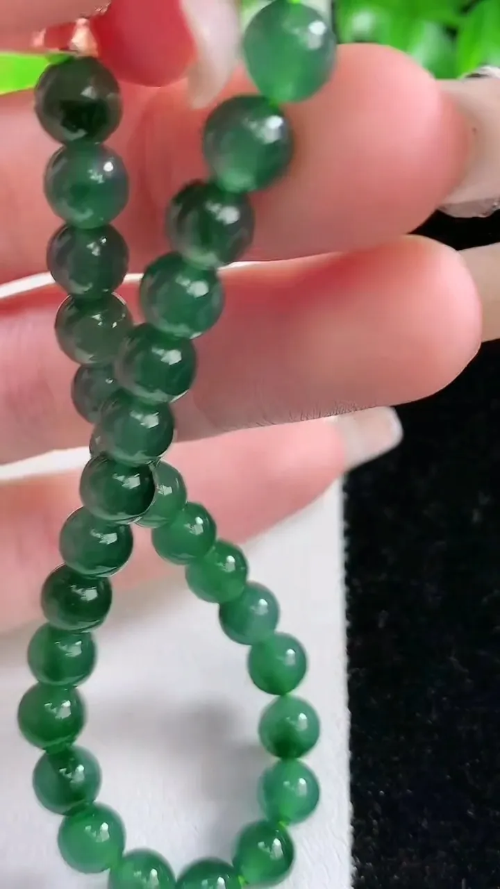 天然A货翡翠圆珠手串，尺寸6.2-30颗，重量:14.28g1月21日
工厂直销收藏佳品,种好水足，色泽均匀，有种有色，上手高大气！
