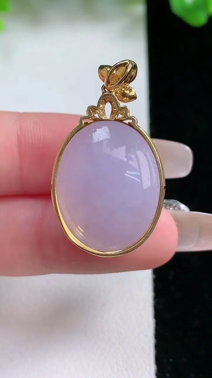 天然A货翡翠18K金紫罗兰蛋面吊坠，尺寸32.7-18.4-12.2，裸石21.5-17.4重量:9.52g
1月21日