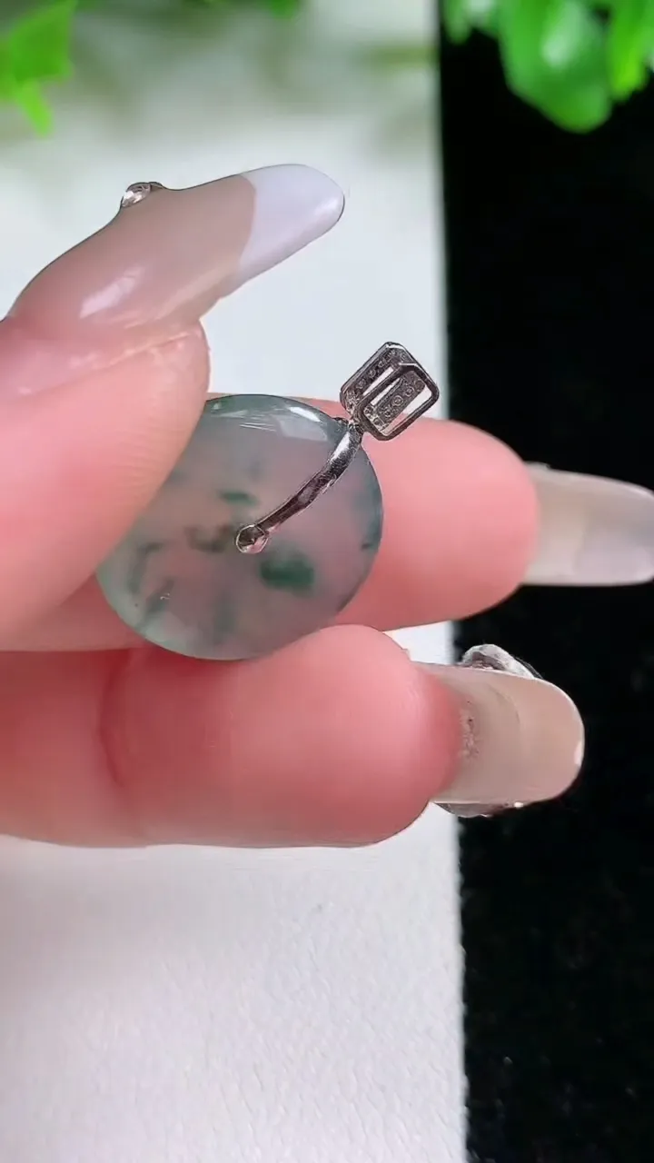 天然A货翡翠种飘花平安扣吊坠，尺寸17-3.3，重量:2.31g
1月21日