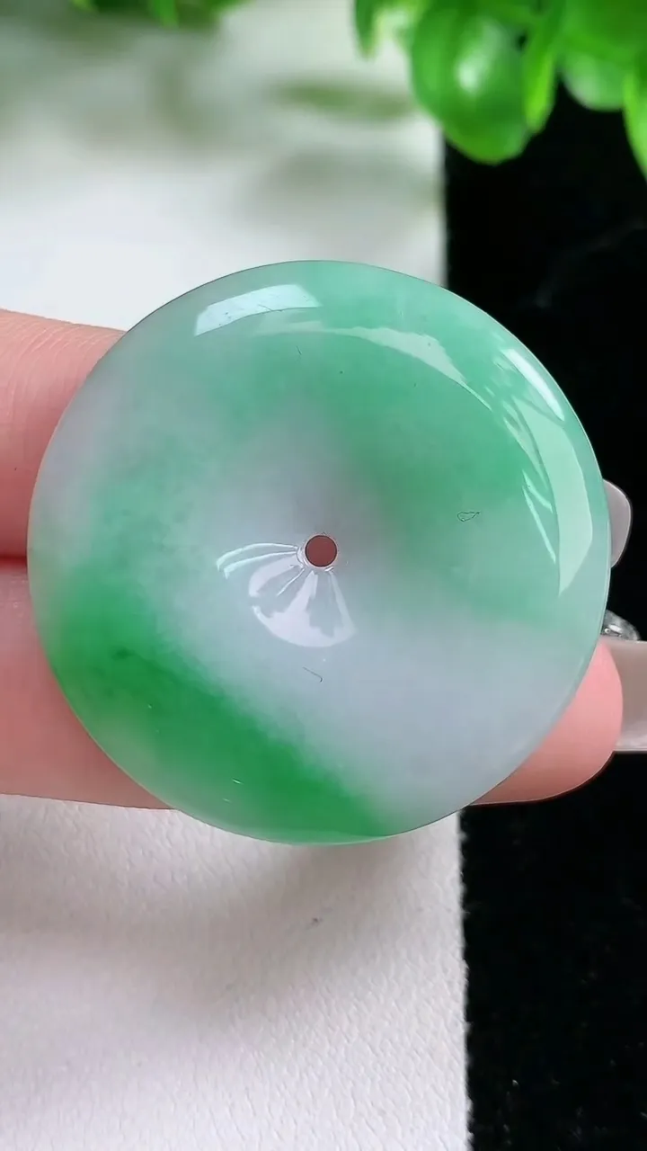 天然A货翡翠平安扣吊坠，尺寸35.3-5.6，重量:12.83g
1月21日