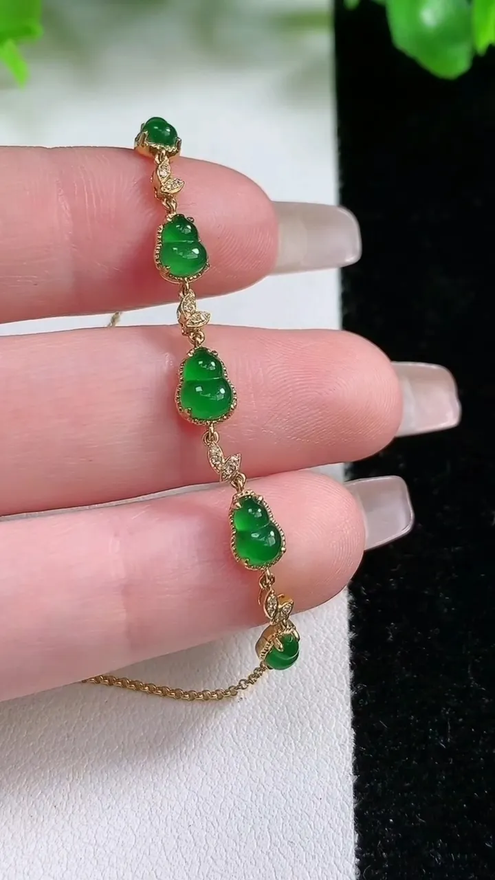 天然A货翡翠葫芦手链，尺寸6-4.5-3.3，重量:2.78g
1月21日