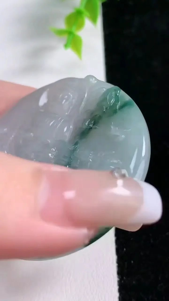 天然A货翡翠飘花山水佛头吊坠，尺寸 48-5，重:24.10g
1月21日