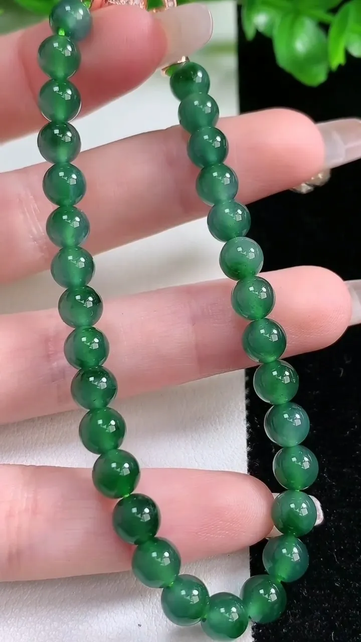 天然A货翡翠圆珠手串，尺寸6.2-30颗，重量:14.28g1月21日
工厂直销收藏佳品,种好水足，色泽均匀，有种有色，上手高大气！