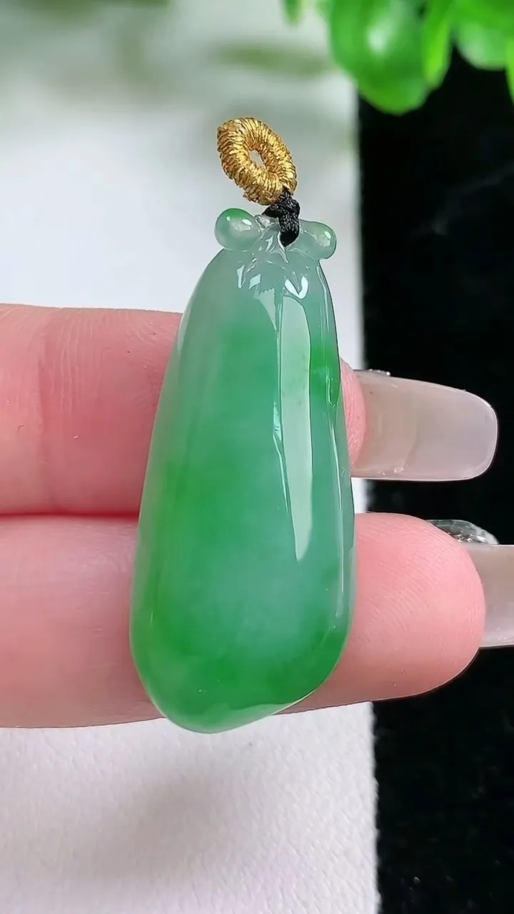 天然A货翡翠福瓜吊坠，尺寸35.7-15-6.6，重量:7.12g
1月21日