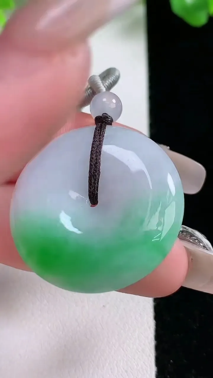 天然A货翡翠平安扣吊坠，尺寸29.5-6.6，重量:15.83g
1月21日