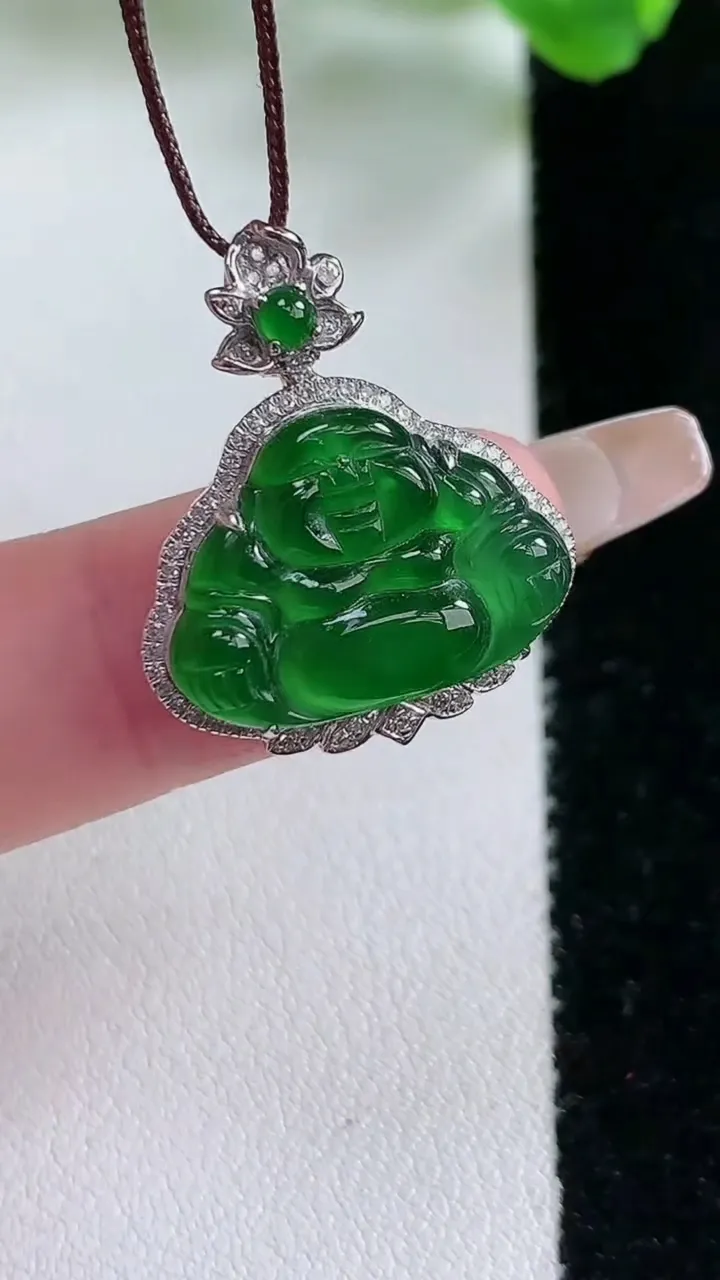 天然A货翡翠佛公吊坠，尺寸23.8-20-5.8，裸石13-18重量:2.86g
1月21日