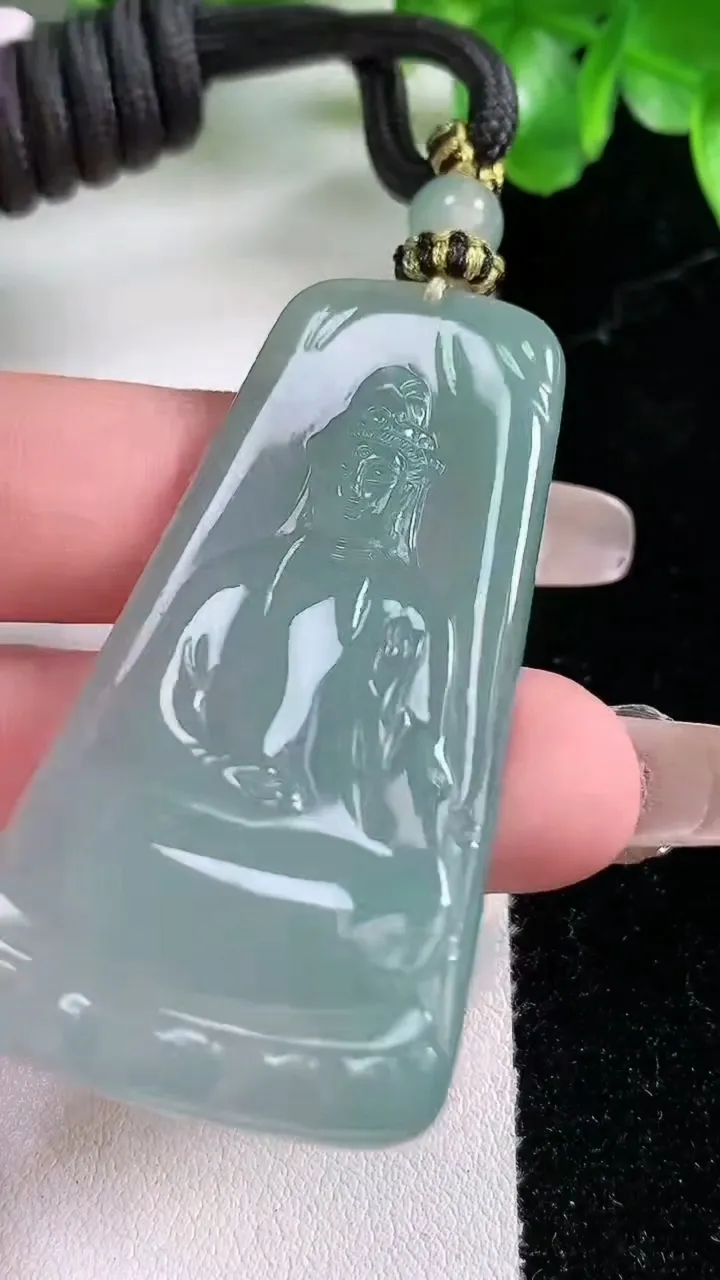 天然A货翡翠观音菩萨吊坠，尺寸54.6-28.3-5.5，重量:23.89g
1月21日