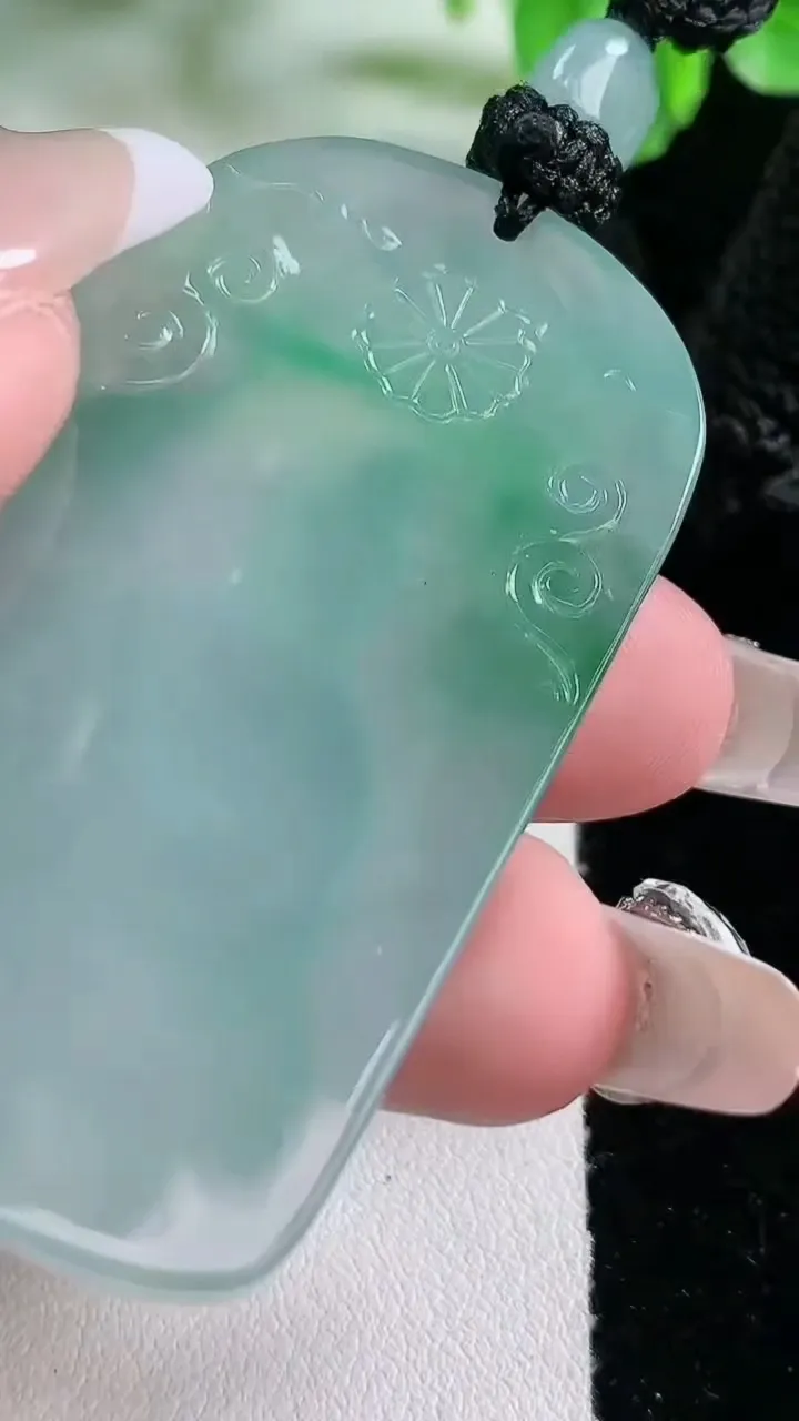 天然A货翡翠观音菩萨吊坠，尺寸55.8-33.5-5.7，重量:28.60g
1月21日