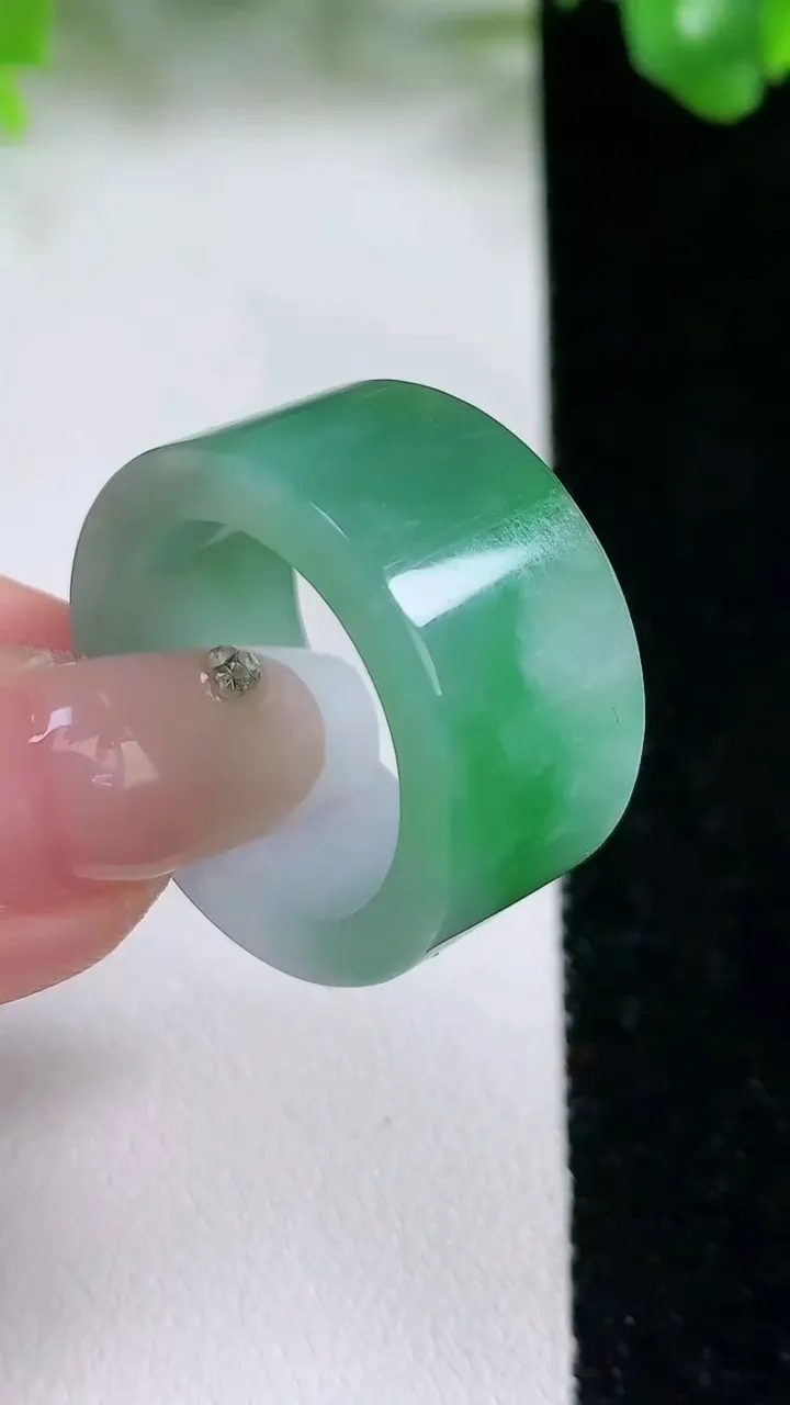 天然A货翡翠指环扳指，尺寸19.8-12.4-3.3，重量:11.60g2026年1月21日
工厂直
