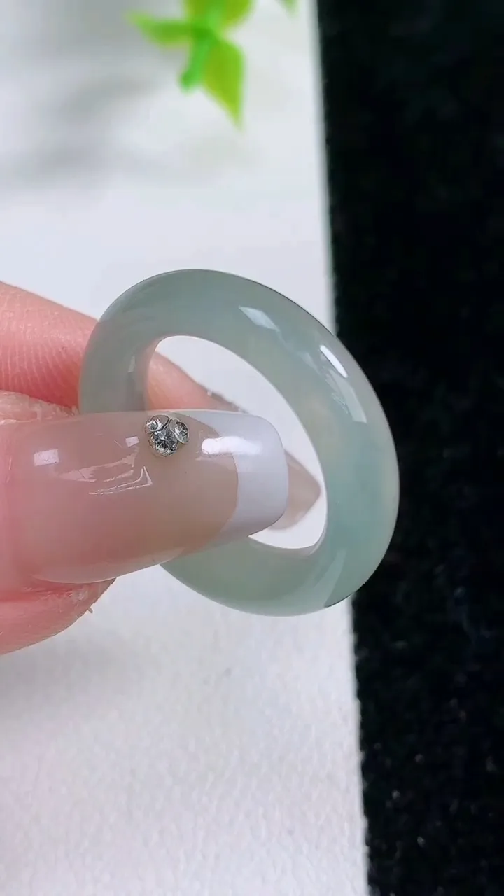 天然A货翡翠指环戒指，尺寸16.6-6-4，重:3.74g2026年1月21日
工厂直销收藏佳品,种