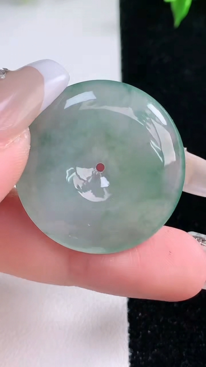 天然A货翡翠冰种飘花平安扣吊坠，尺寸29.8-5.6，重量:10.21g
1月21日