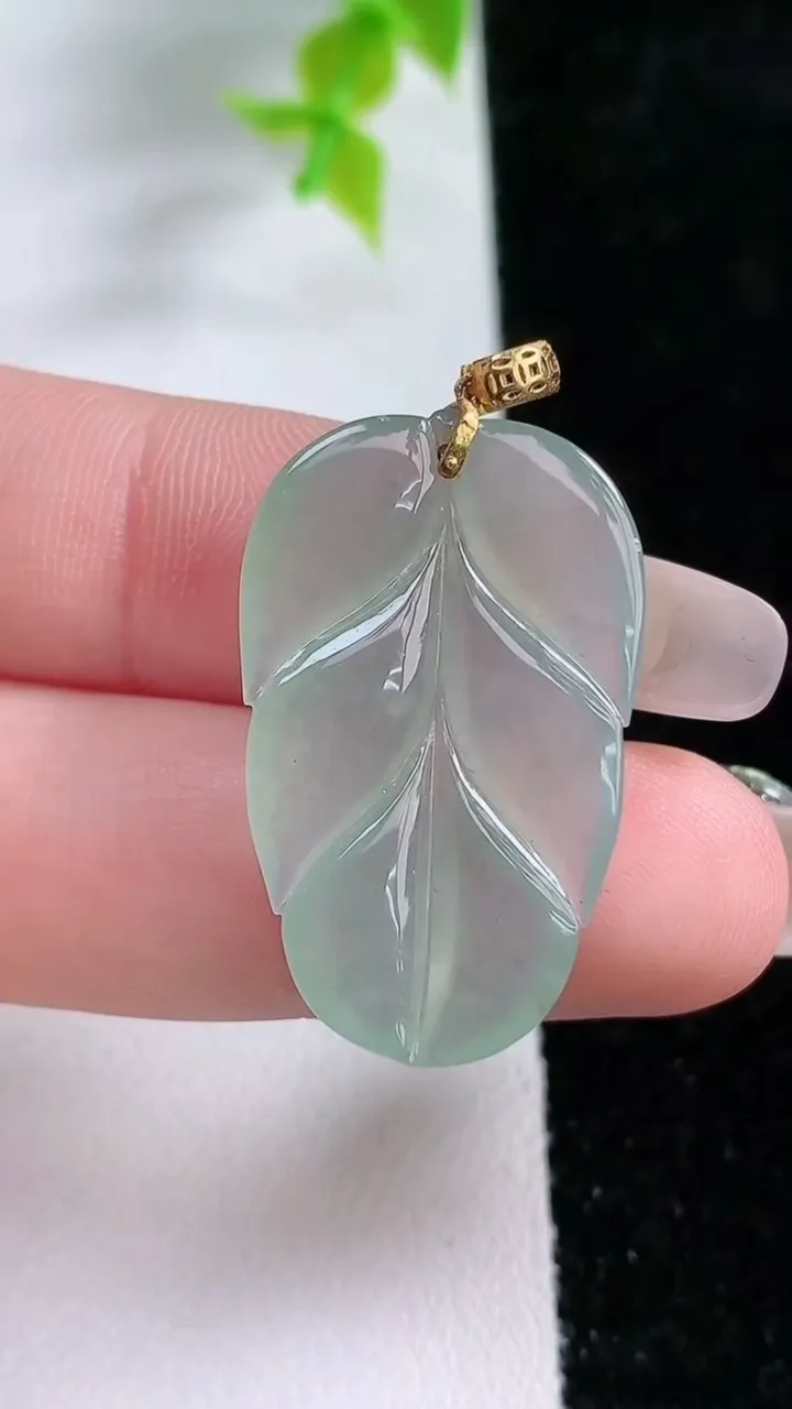 天然A货翡翠金枝玉叶 叶子吊坠，尺寸29.5-18.5-4，重:4.10g
1月21日
