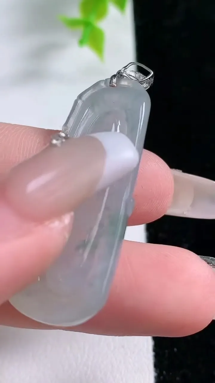 天然A货翡翠飘花节节高升 竹节吊坠，尺寸38-15.5-6.2，重:7.83g
1月21日