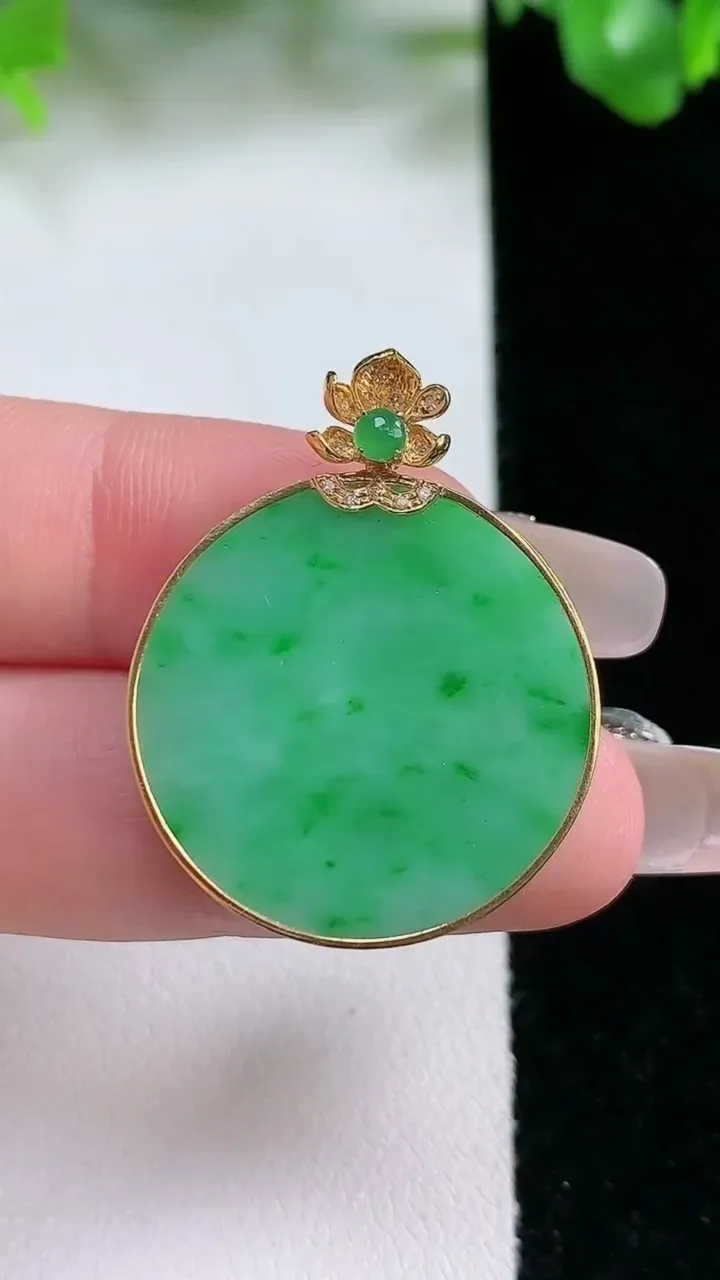 天然A货翡翠无事牌吊坠，尺寸25-2.5，重量:4.91g
1月21日