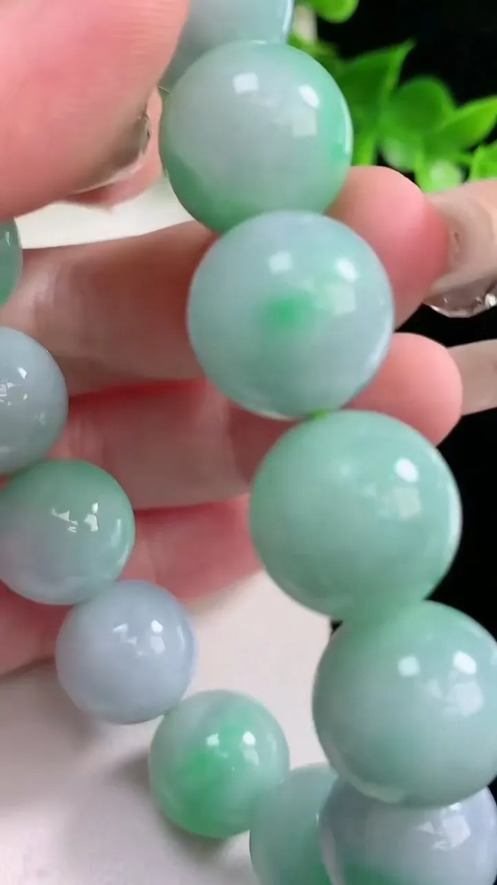 天然A货翡翠圆珠手串，尺寸15-14颗，重量:86.85g1月21日
工厂直销收藏佳品,种好水足，色泽均匀，有种有色，上手高大气！