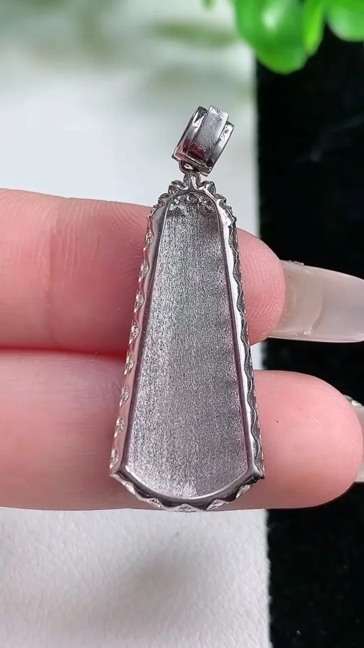 天然A货翡翠无事牌吊坠，尺寸27.7-13.6-3.5，重量:3.56g
1月21日