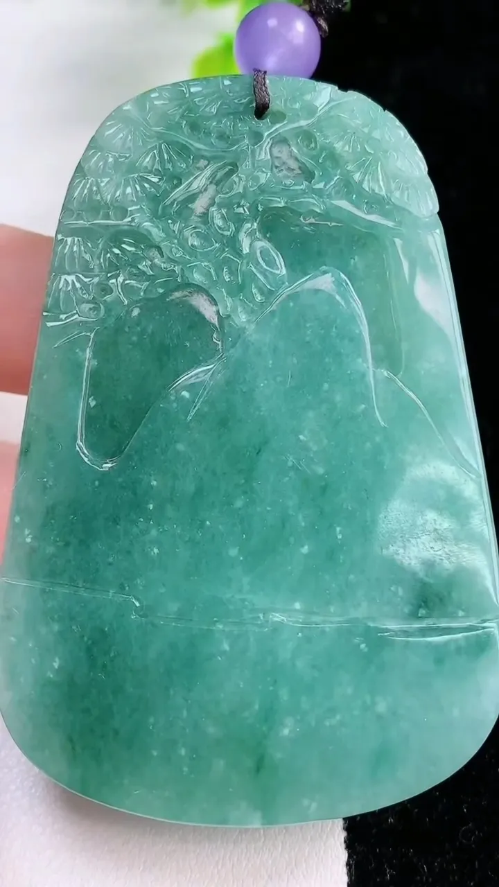 天然A货翡翠山水牌吊坠，尺寸66-45-9.5，重:61.17g
1月21日