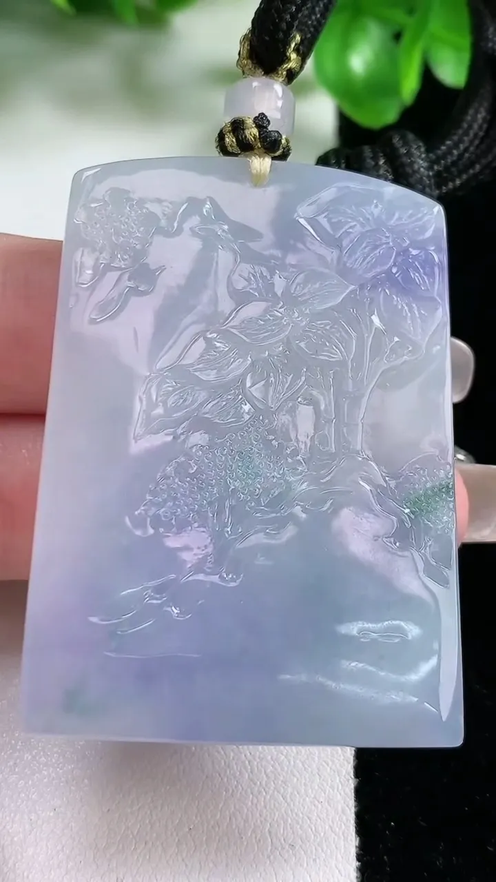 天然A货翡翠牌吊坠，尺寸50-36.5-5.5，重量:31.59g
1月21日