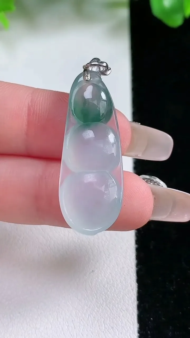 天然A货翡翠种飘花福豆吊坠，尺寸32.5-12.8-6，重量:4.03g
1月21日