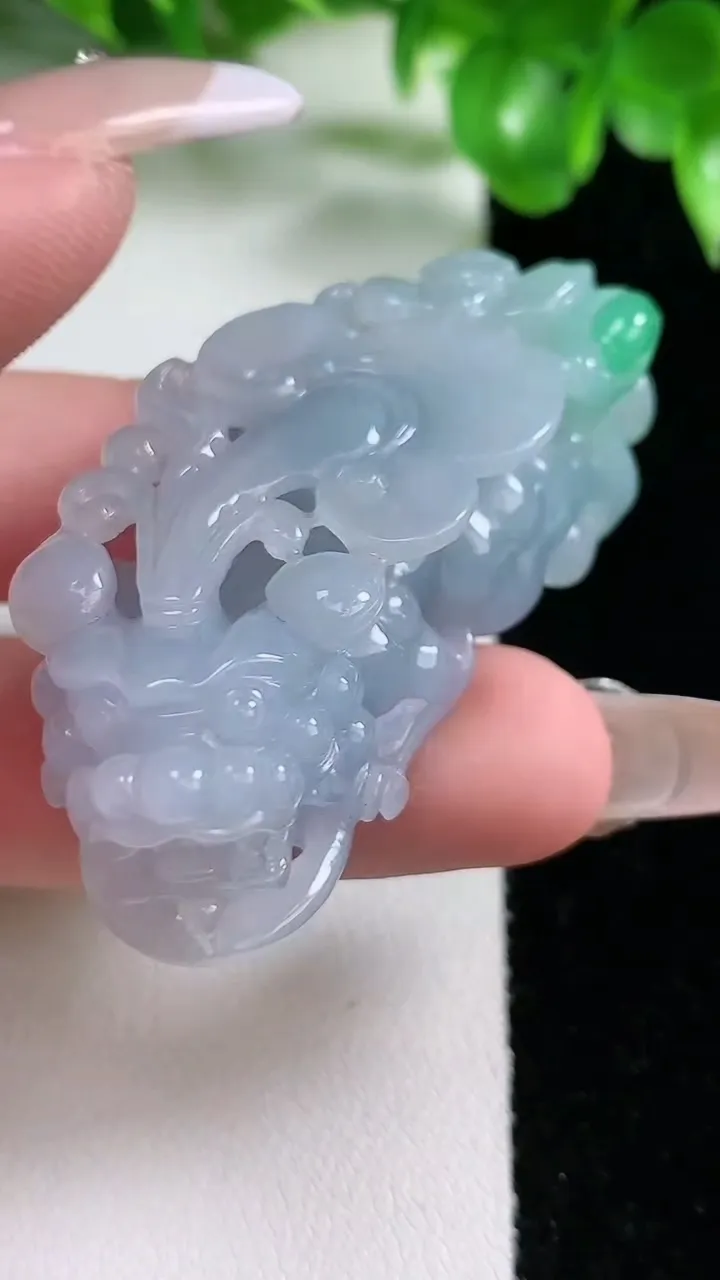 天然A货翡翠春带彩紫罗兰貔貅吊坠，尺寸49.6-23-14.9，重量:34.08g
1月21日