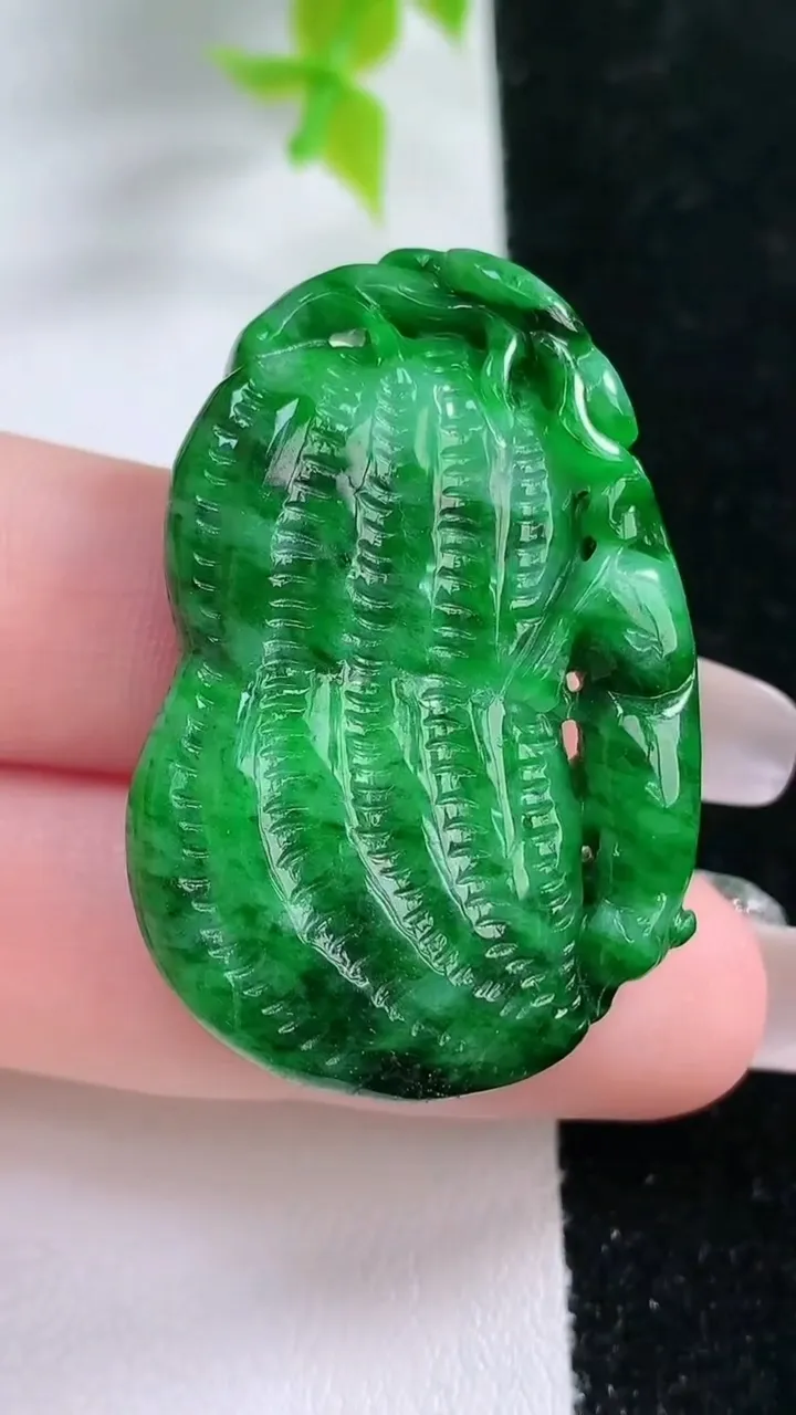 天然A货翡翠花生吊坠，尺寸40-27-9.3，重:17.13g
1月21日