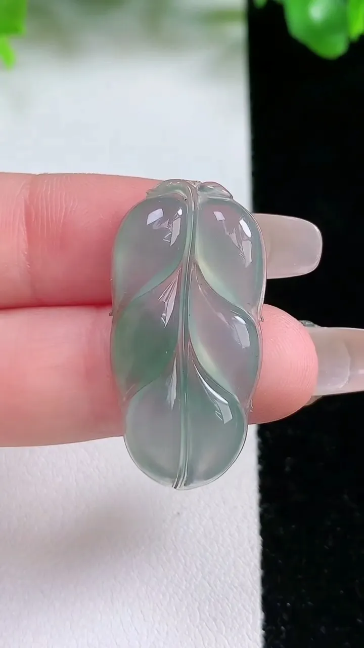 天然A货翡翠冰种飘花金枝玉叶 叶子吊坠，尺寸32.3-16.6-3.7，重量:3.57g
1月21日