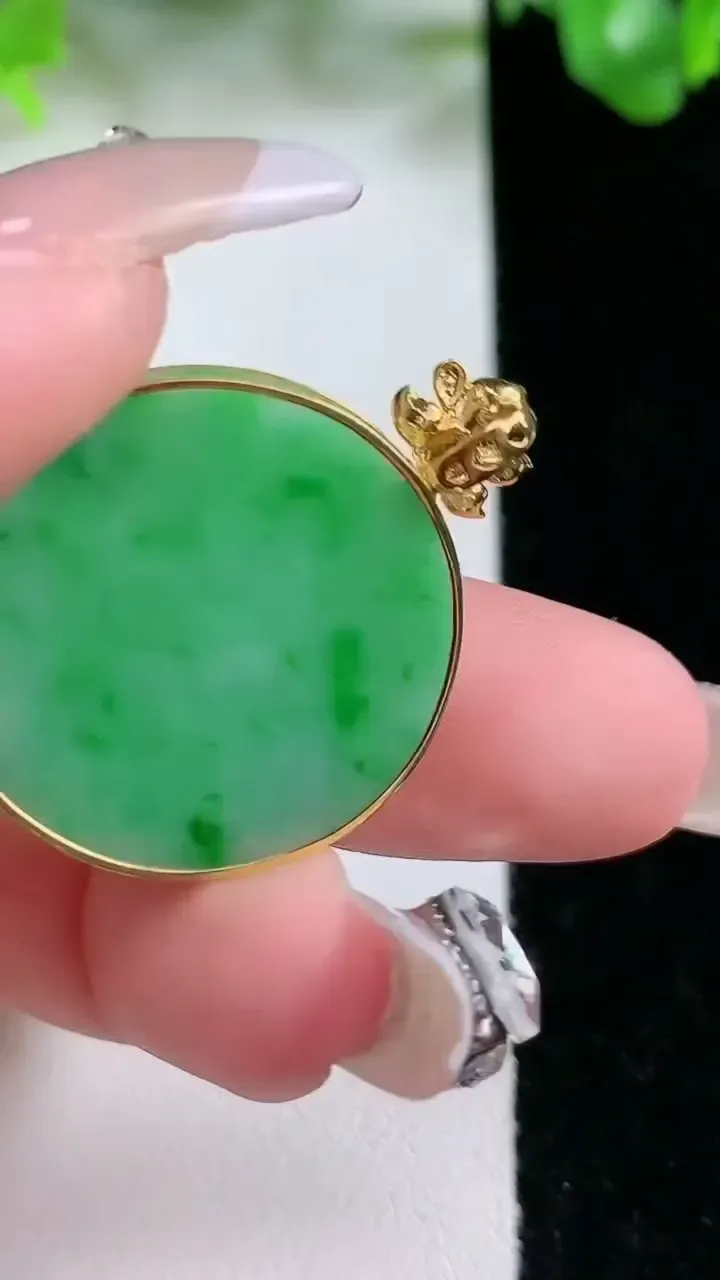 天然A货翡翠无事牌吊坠，尺寸25-2.5，重量:4.91g
1月21日